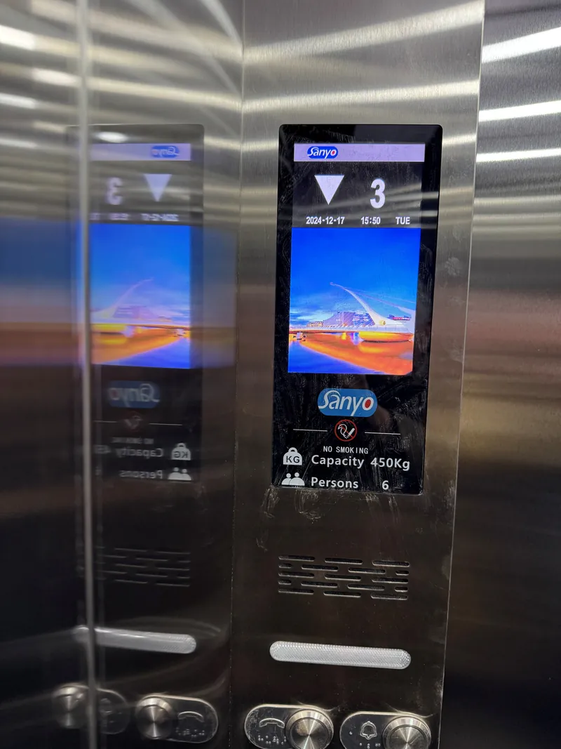 LCD-дисплей в кабине лифта Sanyo TKJW 450 — отображение этажа и направления движения